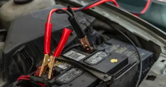 Как завести автомобиль с севшим аккумулятором: проверенный дедовский способ