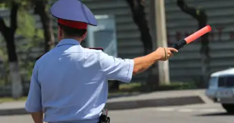 Махнул жезлом — не значит имеет право: когда остановка автомобиля в Казахстане считается незаконной