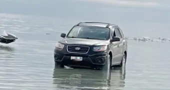 Водитель загнал машину в воду на побережье Актау и был оштрафован