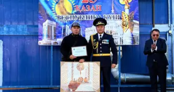 Герой из Актау получил награду за спасение женщины на воде