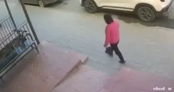 В Астане женщина с ремнем кидалась на прохожих (видео)