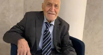 Легендарный ведущий стремительно теряет рост из-за болезни