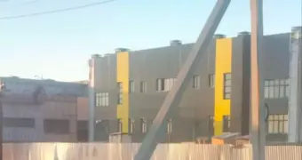 Жители Атырау раскритиковали цвет фасада новой школы