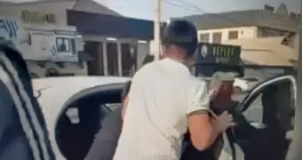 Похищение средь бела дня: в Казахстане девушку схватили прямо на автобусной остановке (видео)