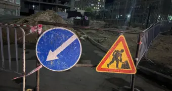 Внутри одного из микрорайонов Актау перекрыли дорогу