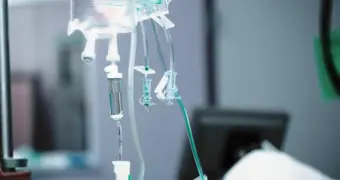 «Прокапаешься и все пройдет». Почему настоящие врачи против капельниц?