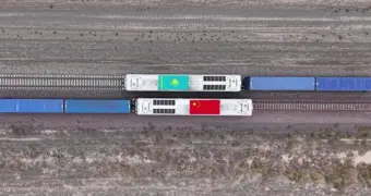 На границе Казахстана и Китая застряли 3 тысячи поездов