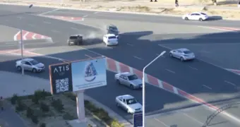 Видео столкновения четырех автомобилей на кольцевой развязке в Актау появилось в Сети