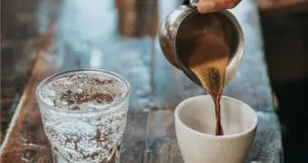 Зачем кофе нужно запивать холодной водой