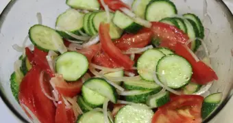 Опасное сочетание: врачи запретили смешивать огурцы с помидорами