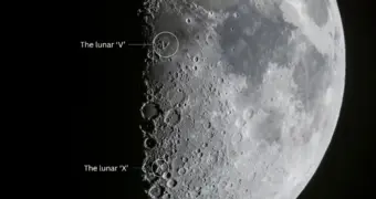 На Луне замечены гигантские символы X и V: астрономы объяснили феномен