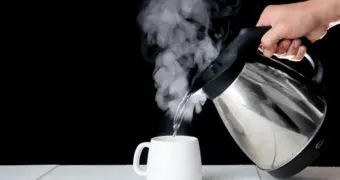 Почему нельзя кипятить воду дважды: неожиданная угроза, о которой молчат химики