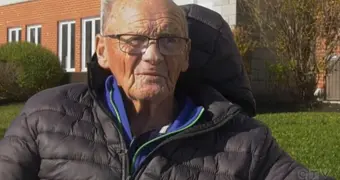 Пенсионер живет в машине, потому что у него нет денег, чтобы платить аренду