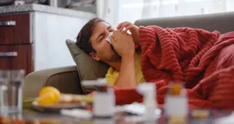 «Температура 37, я умираю»: почему мужчины переживают простуду «как в последний раз»