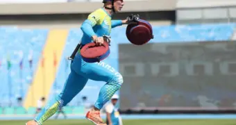 «Порвал всех!» — видео со спасателем из Актау стало вирусным в Сети