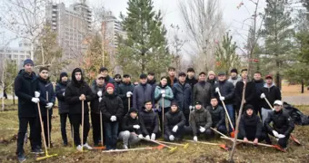Нурдаулет Килыбай с молодёжью Мангистау провёл субботник в Астане
