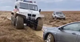 Путники застряли в грязи в Мангистау