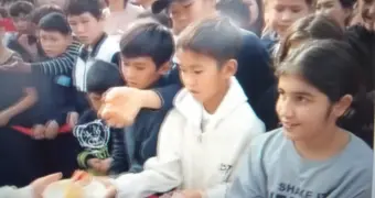 Бесплатная раздача еды закончилась давкой в Алатау: толпа сметала всё на своём пути (видео)