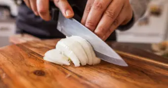 Секретная техника шеф-поваров: почему профессионалы смачивают нож луковым соком перед нарезкой