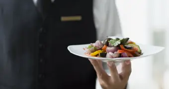 Счет вырос на 12%: как рестораны в Казахстане обманывают посетителей