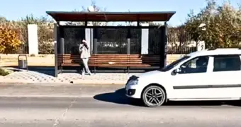 Автобусная остановка без пешеходного перехода: жители Актау рискуют жизнью своих детей