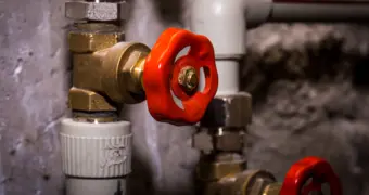 Порыв водопровода оставил жителей без электричества в Актау