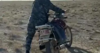 Пастуха в степи на мотоцикле без номеров задержала полиция Мангистау