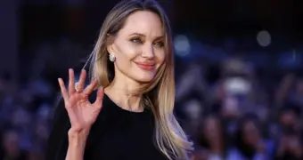 Анджелина Джоли пришла в Херсон пешком: визит без предупреждения вызвал переполох (видео)