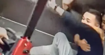 «Начал заикаться от страха»: казахстанец пережил пранк с бензопилой в лифте (видео)