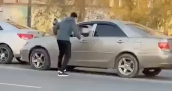 В Актау двое водителей устроили драку на дороге — дело передано в суд