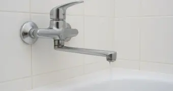 Жители высоток в Актау жалуются на хроническое отсутствие воды