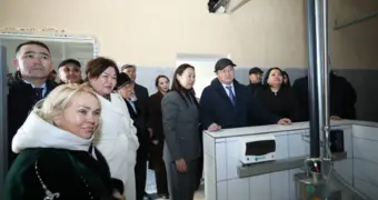 Нурдаулет Килыбай в Тупкараганском районе ознакомился с работой цеха по производству верблюжьего молока