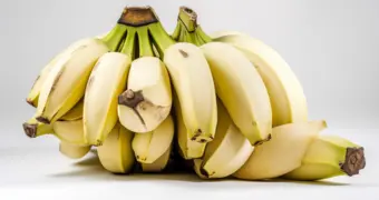 Почему бананы нельзя хранить в связке: простой трюк, который спасет их от почернения