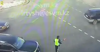 В Алматы водитель внедорожника сбил регулировщика: пострадавший получил травмы