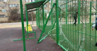 «Разваливается на глазах»: жители 12 микрорайона Актау возмущены состоянием нового футбольного поля
