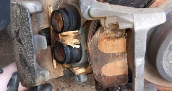 Немец купил Mercedes GLE за 100 тысяч евро и обнаружил деревянные тормоза вместо колодок