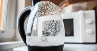 Накипь в чайнике повышает счета за электроэнергию