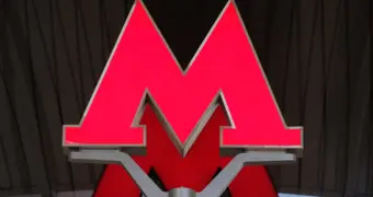 В московском метро пенсионерка столкнула 13-летнюю девочку на рельсы (видео)