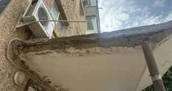 Бетонный козырек над подъездом может обвалиться на головы жителей дома в Актау