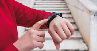 Мужчину уволили с работы за то, что он сделал 16 тысяч шагов во время больничного