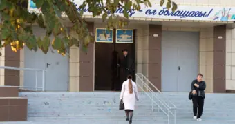 Под охраной и под камерами: как в Актау защищают школьников