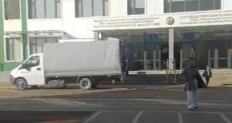 Автомобили, заезжающие на территорию школы в Актау, беспокоят родителей