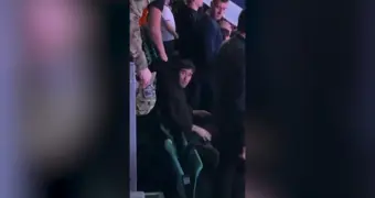 Мигранта подняли с места за шкирку после отказа встать во время гимна России (видео)