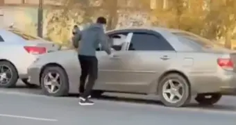 Прямо на проезжй части: водителей-«драчунов» наказали в Актау