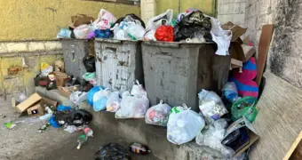 «Живем на мусорной свалке»: жители Актау пожаловались на антисанитарию у своего дома