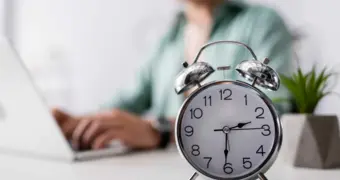 Почему стрелки часов движутся вправо: как древние традиции определили современный стандарт