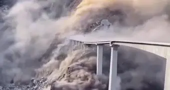 Автомобильный мост в Китае рухнул через несколько месяцев после открытия (видео)