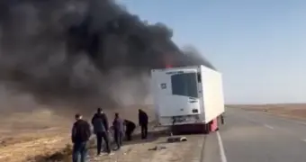 Момент возгорания прицепа грузовика попал на ВИДЕО в Мангистау