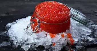 Красная икра подорожает к Новому году: когда лучше покупать