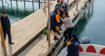 В Актау женщина упала с пирса в море